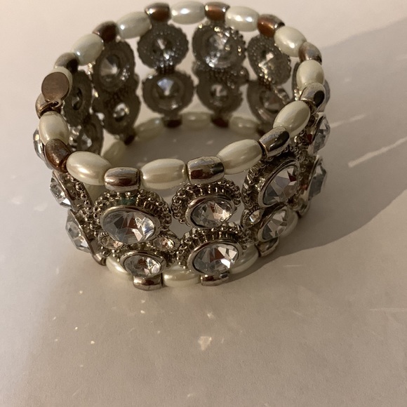 Gorgeous Cookie Lee rhinestone faux pearls bracelet* - Picture 4 of 5